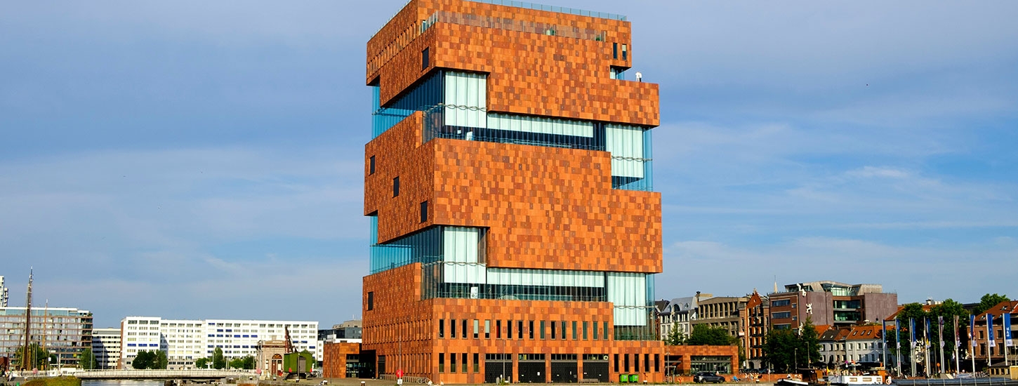 Posé depuis 2011 au bord du bassin Bonaparte sur l'ancien port d’Anvers