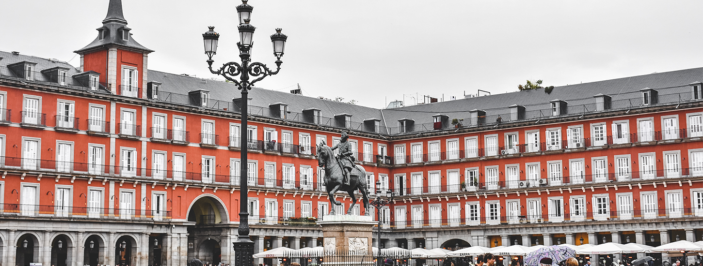 La place centrale de la ville, accessible par 9 entrées
