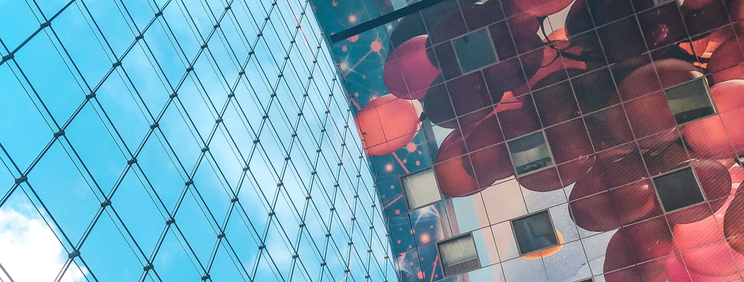 Construction hybride entre commerces et habitations