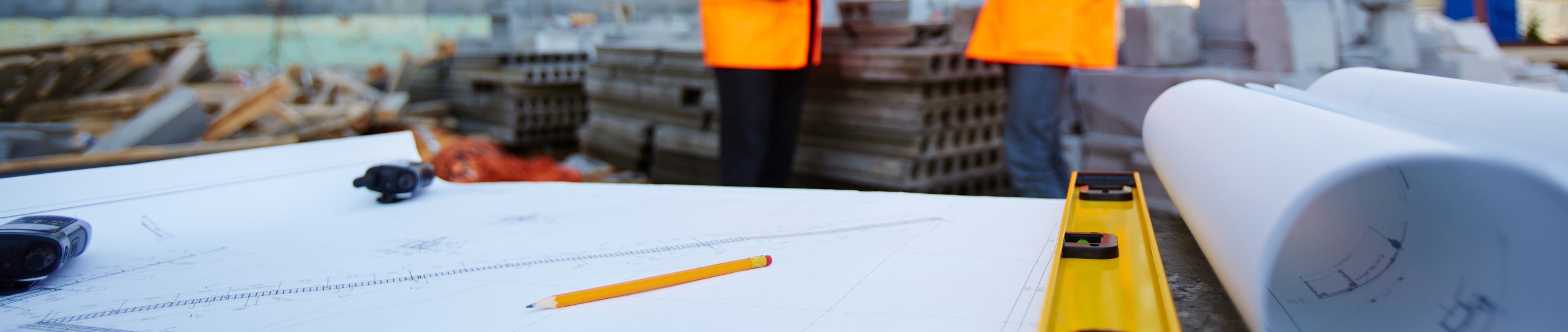 Chantier en construction avec plans d'architecture - Formation CCAG MOE MAJ