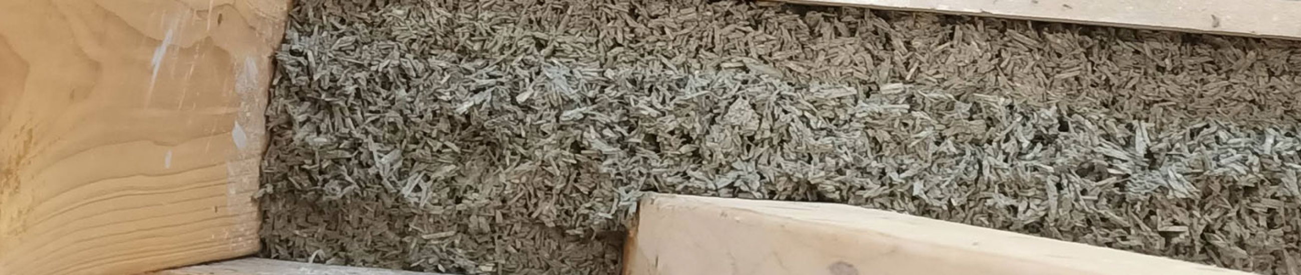 Façade d'une construction en béton de chanvre illustrant les techniques enseignées à MAJ formation architecture.