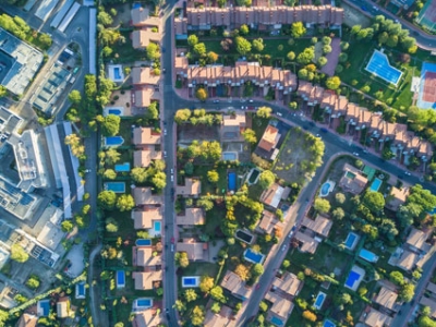 Concevoir tous types de bâtiments avec la RE2020 : solutions éco-responsables et performances carbone